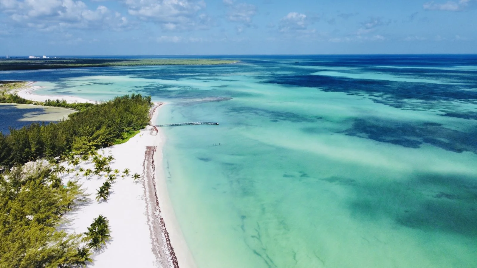 Plage Paradisiaque de l'Île Passion, Eaux Turquoises et Sable Blanc
