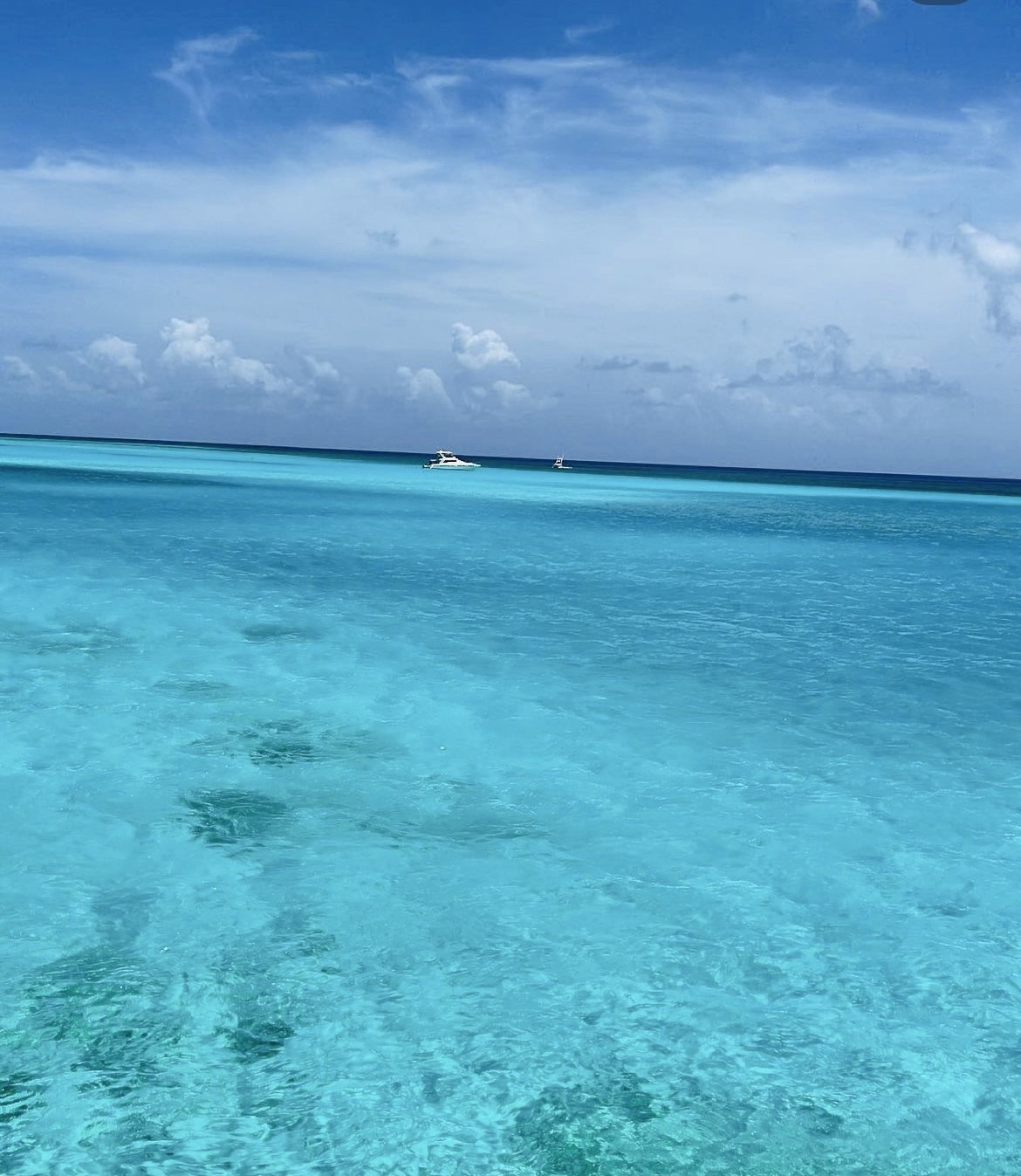 Eaux Azurées et Cieux Célestes : Une Vue Paradisiaque