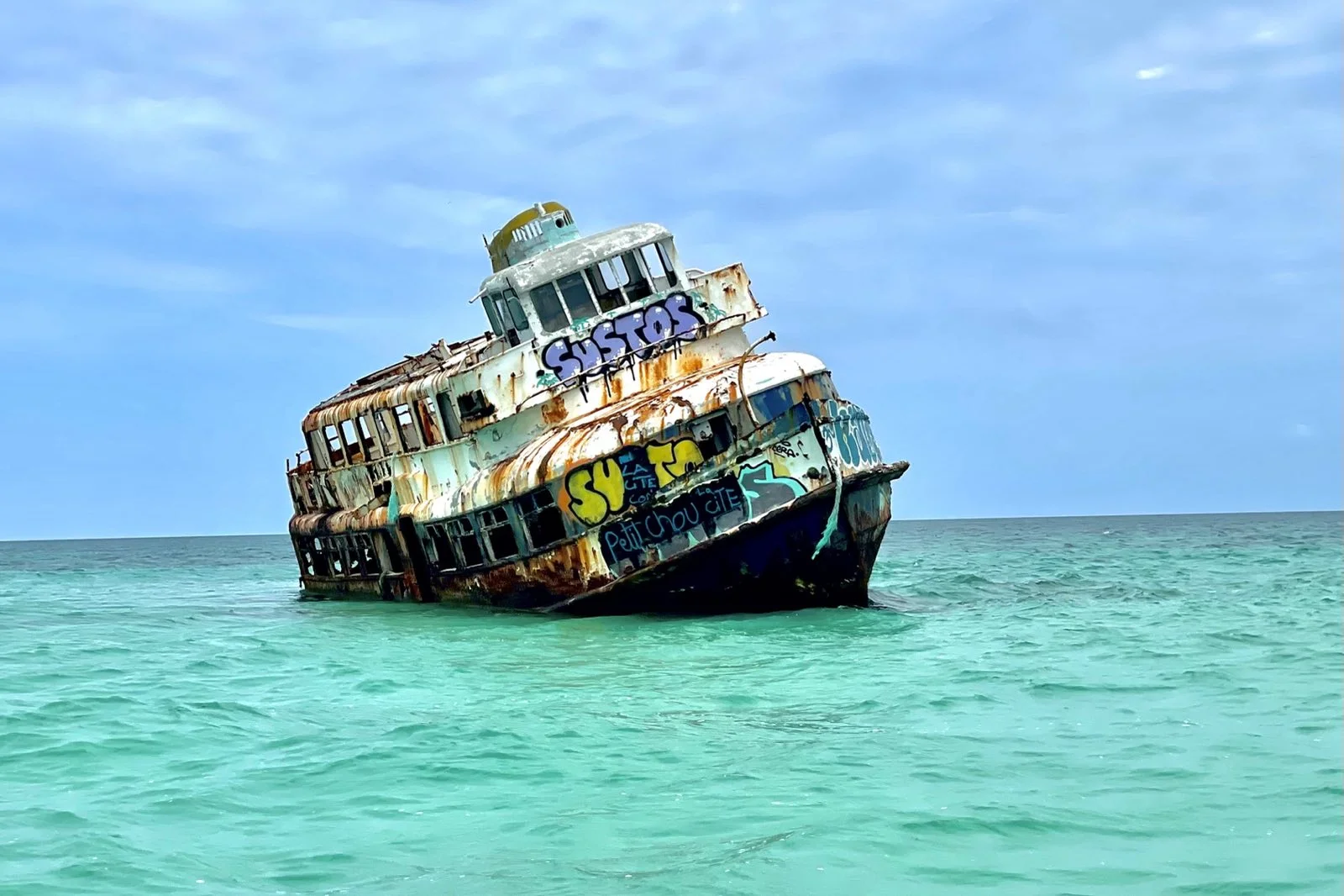 Isla Passion: Île Paradisiaque, Graffiti Submergé et Mer Azur