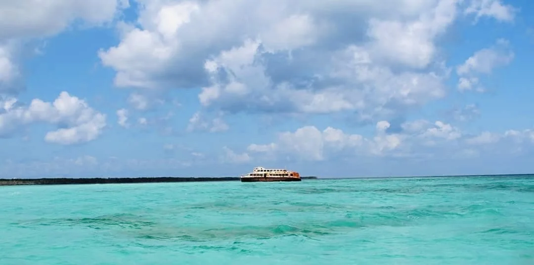 Exploration d'Isla Passion: Graffiti Submergé et Eaux Azurées